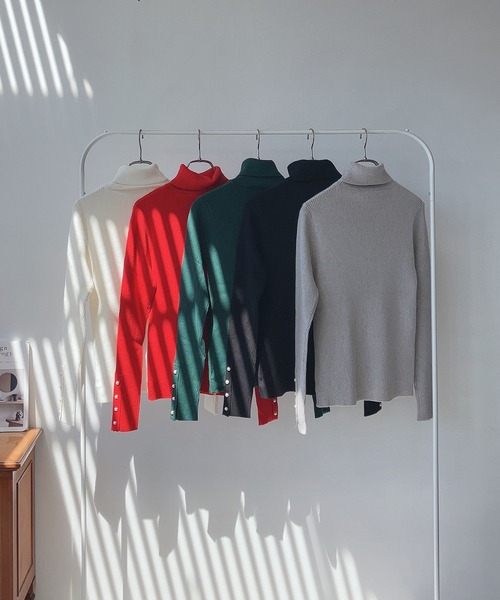 AS KNOW AS plus(アズノゥアズプラス)の「☆袖ボタンタートルリブニットプルオーバー(ニット/セーター・レディース・ブラック/グレー/オフホワイト/レッド/グリーン・FREE)」の10枚目の写真