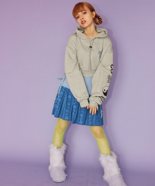 Candy Stripper（キャンディストリッパー）の「CND SHORT フーディー（パーカー・レディース・オフホワイト/ブラック/ヘザーグレー・2）」の5枚目の写真