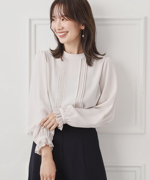 couture brooch（クチュールブローチ）の「◆【お仕事・セレモニーにも◎】刺繍レースタックブラウス（シャツ/ブラウス・レディース・アイボリー/ブルー系その他・38/42/40）」の2枚目の写真