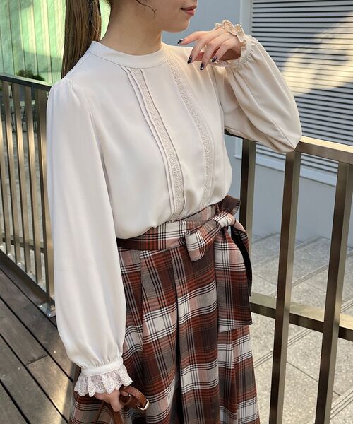 couture brooch（クチュールブローチ）の「◆【お仕事・セレモニーにも◎】刺繍レースタックブラウス（シャツ/ブラウス・レディース・アイボリー/ブルー系その他・38/42/40）」の12枚目の写真