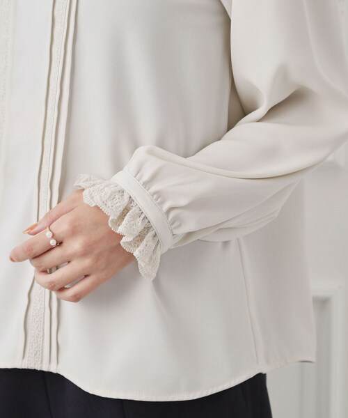 couture brooch（クチュールブローチ）の「◆【お仕事・セレモニーにも◎】刺繍レースタックブラウス（シャツ/ブラウス・レディース・アイボリー/ブルー系その他・38/42/40）」の22枚目の写真