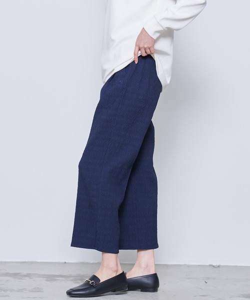 Arnold Palmer（アーノルドパーマー）の「ベルト付き ふくれジャガード セミワイドパンツ（その他パンツ・レディース・ネイビー/ブラック・S/M/L）」の12枚目の写真