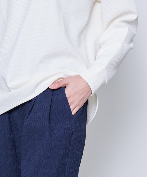 Arnold Palmer（アーノルドパーマー）の「ベルト付き ふくれジャガード セミワイドパンツ（その他パンツ・レディース・ネイビー/ブラック・S/M/L）」の4枚目の写真