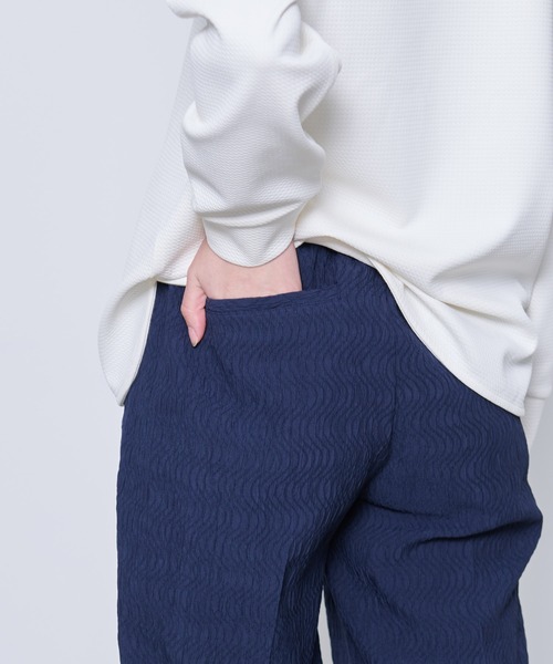 Arnold Palmer（アーノルドパーマー）の「ベルト付き ふくれジャガード セミワイドパンツ（その他パンツ・レディース・ネイビー/ブラック・S/M/L）」の5枚目の写真