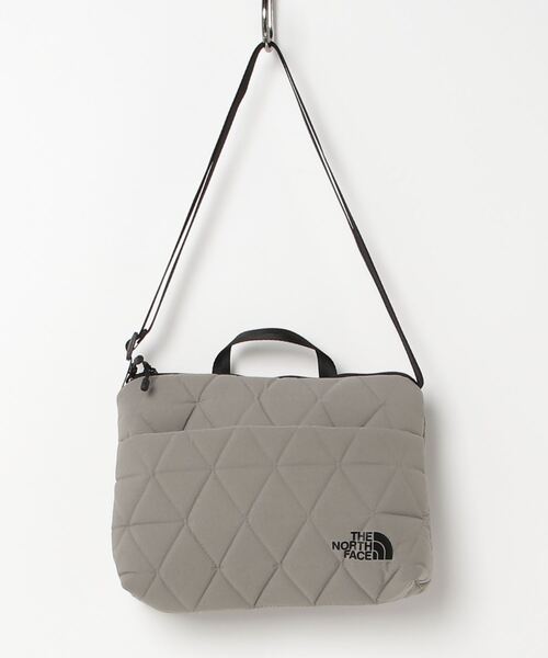 THE NORTH FACE(ザノースフェイス)の「THE NORTH FACE/ザ・ノース・フェイス ショルダーポーチ ジオフェイスポーチ Geoface Pouch NM32356(ショルダーバッグ・メンズ・ブラック/グレイッシュベージュ/ストーン/カーキ/アーミー/アイボリー/スモークピンク・FREE)」の4枚目の写真