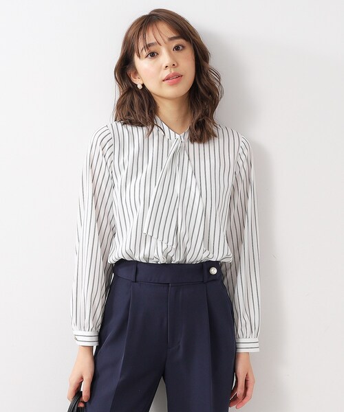 index(インデックス)の「◆≪美人百花掲載≫ アシメボウタイブラウス【イージーケア/洗濯機洗い可】(シャツ/ブラウス・レディース・オフホワイト/ナチュラル/ホワイト系5/ネイビー系2・40/38/42/36)」の3枚目の写真