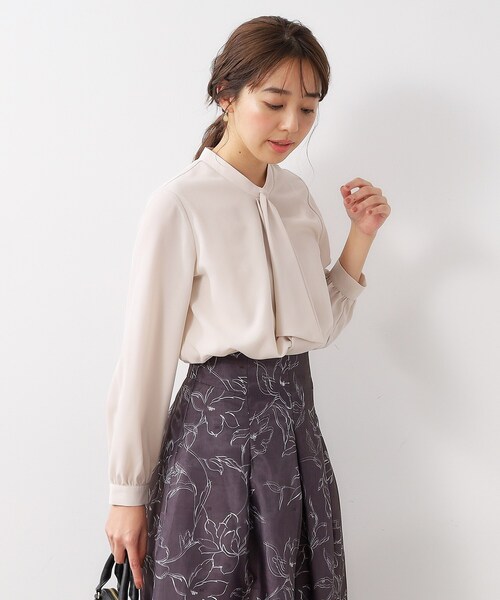 index(インデックス)の「◆≪美人百花掲載≫ アシメボウタイブラウス【イージーケア/洗濯機洗い可】(シャツ/ブラウス・レディース・オフホワイト/ナチュラル/ホワイト系5/ネイビー系2・40/38/42/36)」の4枚目の写真