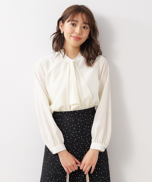 index(インデックス)の「◆≪美人百花掲載≫ アシメボウタイブラウス【イージーケア/洗濯機洗い可】(シャツ/ブラウス・レディース・オフホワイト/ナチュラル/ホワイト系5/ネイビー系2・40/38/42/36)」の2枚目の写真