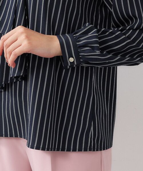 index(インデックス)の「◆≪美人百花掲載≫ アシメボウタイブラウス【イージーケア/洗濯機洗い可】(シャツ/ブラウス・レディース・オフホワイト/ナチュラル/ホワイト系5/ネイビー系2・40/38/42/36)」の5枚目の写真