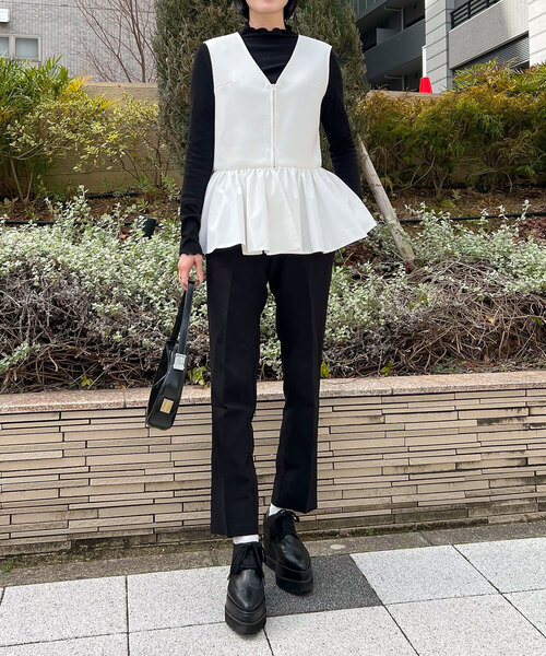 KOBE LETTUCE(コウベレタス)の「ダンボールペプラムVネックベスト(ベスト・レディース・ブラック/オフホワイト・M)」の2枚目の写真