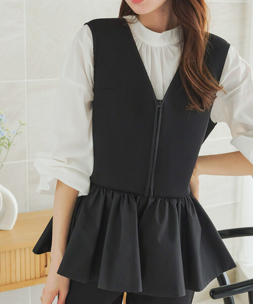 KOBE LETTUCE(コウベレタス)の「ダンボールペプラムVネックベスト(ベスト・レディース・ブラック/オフホワイト・M)」の1枚目の写真