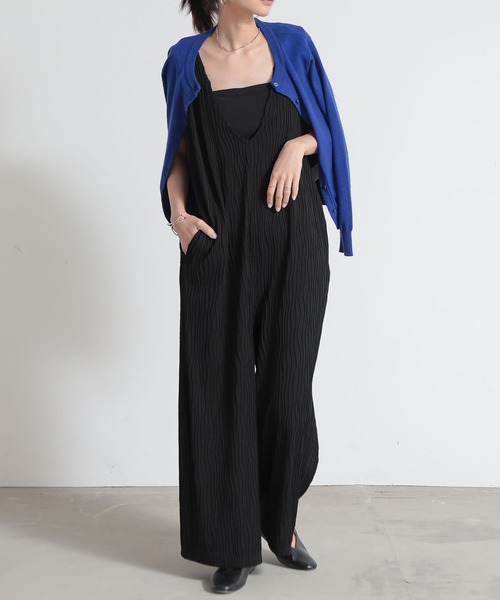 and it_(アンドイット)の「リップルストライプVネックオールインワン(サロペット/オーバーオール・レディース・ダークブルー/ブラック/グレイッシュベージュ・M/L)」の2枚目の写真