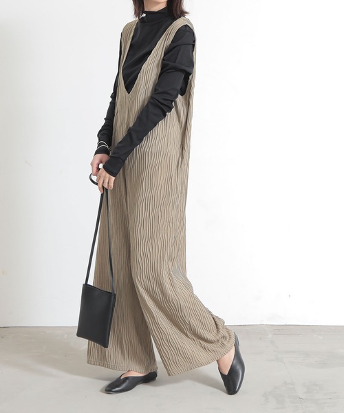 and it_(アンドイット)の「リップルストライプVネックオールインワン(サロペット/オーバーオール・レディース・ダークブルー/ブラック/グレイッシュベージュ・M/L)」の4枚目の写真