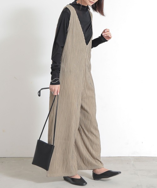 and it_(アンドイット)の「リップルストライプVネックオールインワン(サロペット/オーバーオール・レディース・ダークブルー/ブラック/グレイッシュベージュ・M/L)」の5枚目の写真