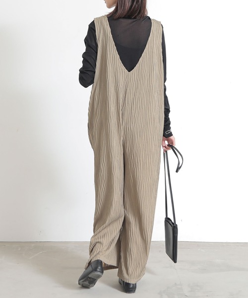 and it_(アンドイット)の「リップルストライプVネックオールインワン(サロペット/オーバーオール・レディース・ダークブルー/ブラック/グレイッシュベージュ・M/L)」の6枚目の写真