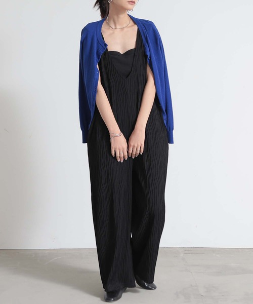 and it_(アンドイット)の「リップルストライプVネックオールインワン(サロペット/オーバーオール・レディース・ダークブルー/ブラック/グレイッシュベージュ・M/L)」の7枚目の写真