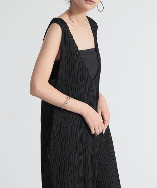 and it_(アンドイット)の「リップルストライプVネックオールインワン(サロペット/オーバーオール・レディース・ダークブルー/ブラック/グレイッシュベージュ・M/L)」の8枚目の写真