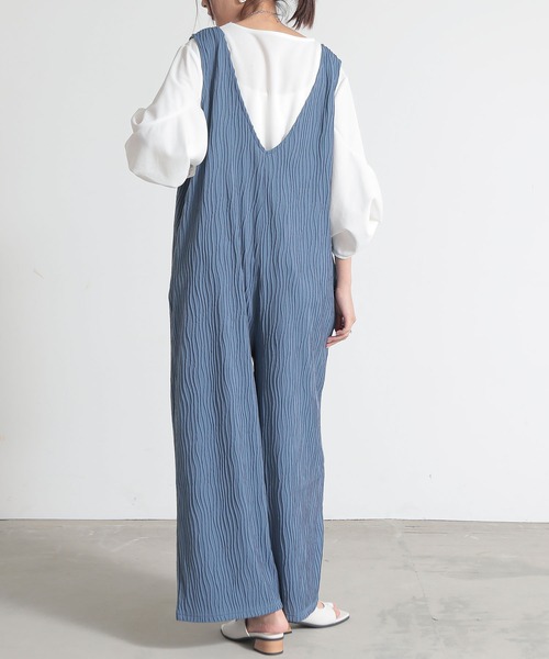 and it_(アンドイット)の「リップルストライプVネックオールインワン(サロペット/オーバーオール・レディース・ダークブルー/ブラック/グレイッシュベージュ・M/L)」の11枚目の写真