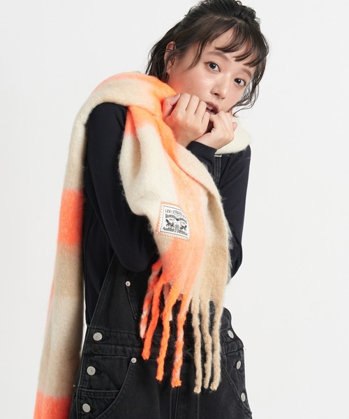 Levi's（リーバイス）の「Levi's/リーバイス POP OF チェック マフラー オレンジ（マフラー・レディース・マルチ・OS）」の4枚目の写真