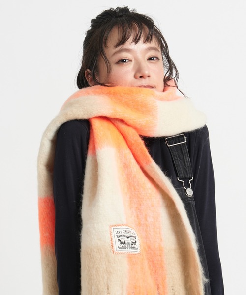 Levi's（リーバイス）の「Levi's/リーバイス POP OF チェック マフラー オレンジ（マフラー・レディース・マルチ・OS）」の3枚目の写真