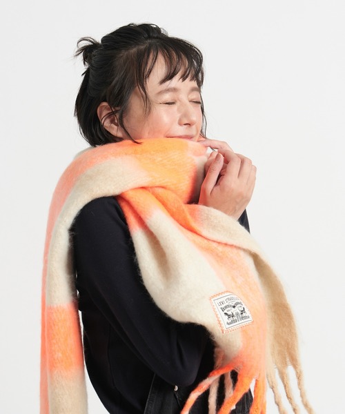 Levi's（リーバイス）の「Levi's/リーバイス POP OF チェック マフラー オレンジ（マフラー・レディース・マルチ・OS）」の2枚目の写真
