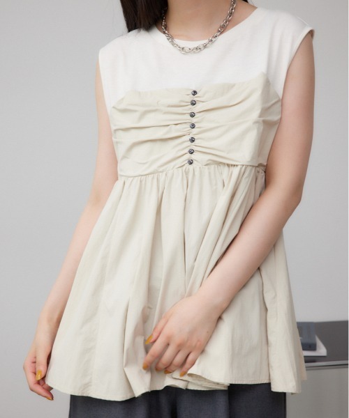 AZUL by moussy（アズールバイマウジー）の「ギャザービスチェレイヤードトップス（タンクトップ・レディース・ブラック/グレー/ベージュ・FREE）」の3枚目の写真