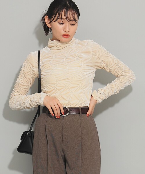 Ray BEAMS(レイビームス)の「ベロア シャーリング ハイネック トップス(Tシャツ/カットソー・レディース・ホワイト系その他6/グリーン系その他2・ONE SIZE)」の1枚目の写真