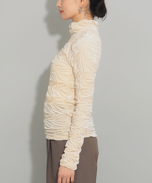 Ray BEAMS(レイビームス)の「ベロア シャーリング ハイネック トップス(Tシャツ/カットソー・レディース・ホワイト系その他6/グリーン系その他2・ONE SIZE)」の22枚目の写真