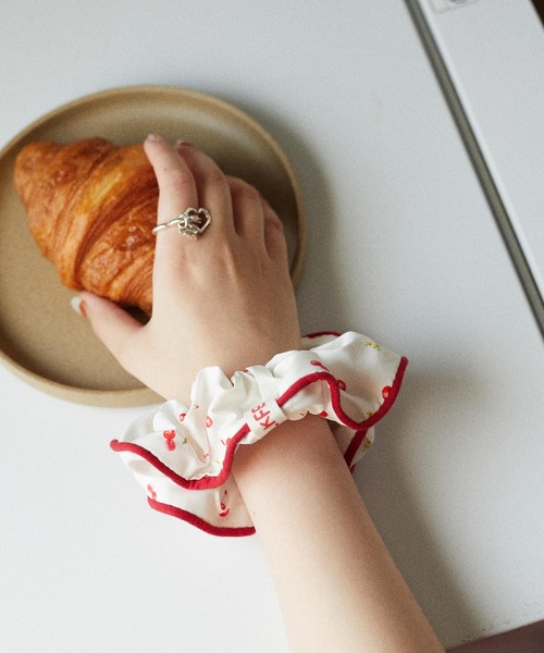 MILKFED.（ミルクフェド）の「CHERRY PATTERN SCRUNCHIE（シュシュ・レディース・グレー/オフホワイト・ONE SIZE）」の2枚目の写真