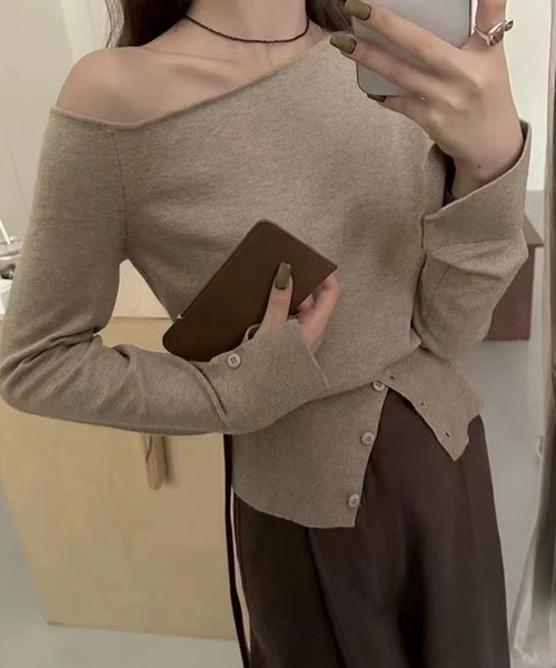 オフショルダーセンター釦ニットトップス（ニット/セーター）｜CADBURY（キャドバリー）