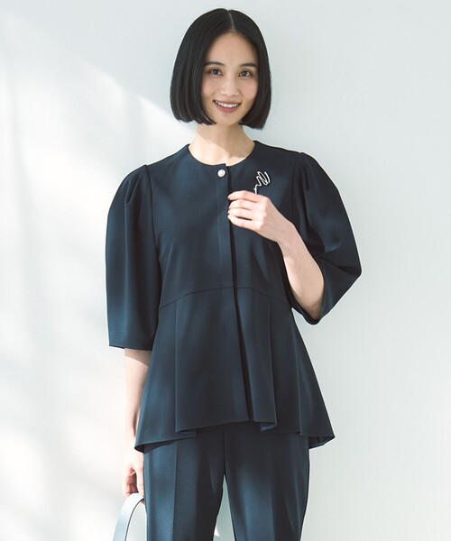 UNFILO(アンフィーロ)の「【VERY×UNFILOコラボ/セレモニー】BEAUTY MOVE ペプラムブラウス(シャツ/ブラウス・レディース・ネイビー系2/ブラック系2/アイボリー系2/ホワイト系・SMALL/LARGE/MEDIUM)」の4枚目の写真