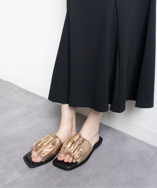 Fabby fabby(ファビィーファビィー)の「シャーリングスクエアーフラットサンダル(サンダル・レディース・ブラック/ゴールド/シルバー・LARGE/MEDIUM/SMALL)」の3枚目の写真