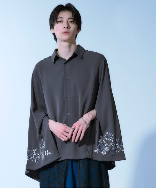 Ellno Loset(エルノロゼット)の「2wayアームスリットフラワー刺繍シャツ(シャツ/ブラウス・メンズ・チャコールグレー/オフホワイト/ブルーグレー/ブラック・MEDIUM/SMALL/LARGE)」の4枚目の写真