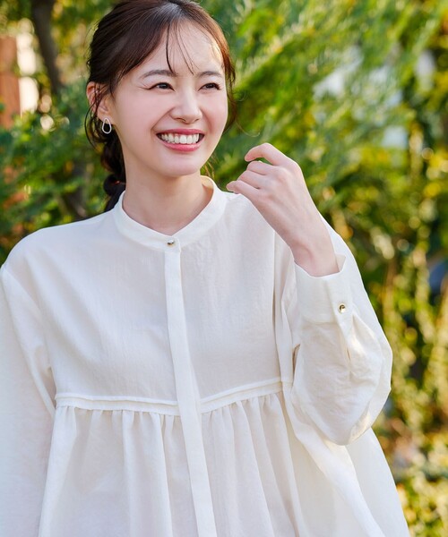 Tiaclasse（ティアクラッセ）の「ピンタックギャザーブラウス（シャツ/ブラウス・レディース・ブラック/サックスブルー/オフホワイト/モカ・M/L）」の12枚目の写真