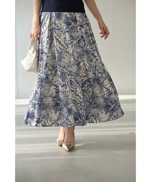 cawaii（カワイイ）の「ボタニカル柄とろみ艶ロングスカート（スカート・レディース・ブルー・FREE）」の2枚目の写真