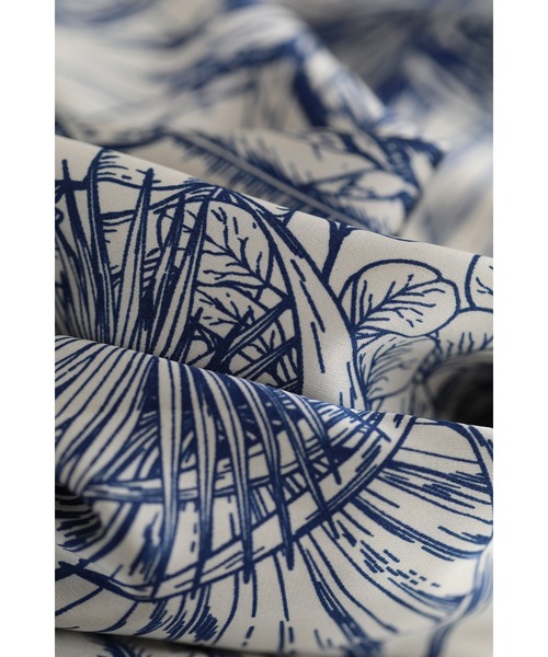 cawaii（カワイイ）の「ボタニカル柄とろみ艶ロングスカート（スカート・レディース・ブルー・FREE）」の4枚目の写真