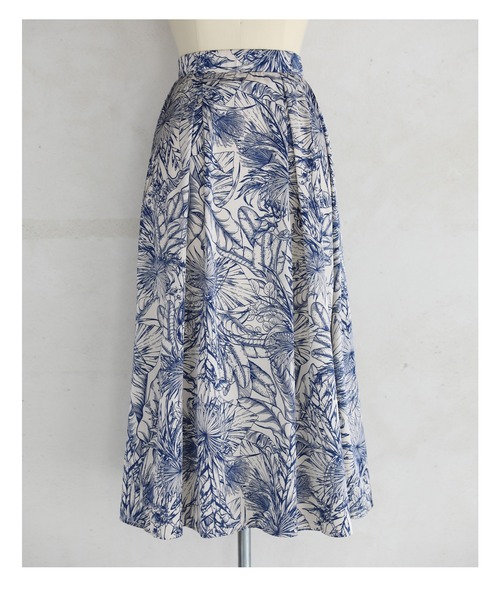 cawaii（カワイイ）の「ボタニカル柄とろみ艶ロングスカート（スカート・レディース・ブルー・FREE）」の5枚目の写真