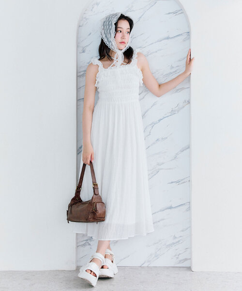 OLIVE des OLIVE(オリーブデオリーブ)の「【S/Mサイズ展開】シャーリングフリルキャミワンピ(ワンピース・レディース・オフホワイト/サックスブルー/アイボリー/ブラック・SMALL/MEDIUM)」の15枚目の写真