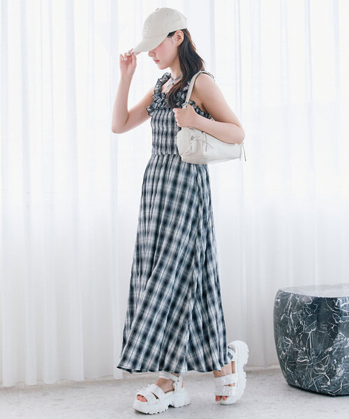 OLIVE des OLIVE(オリーブデオリーブ)の「【S/Mサイズ展開】シャーリングフリルキャミワンピ(ワンピース・レディース・オフホワイト/サックスブルー/アイボリー/ブラック・SMALL/MEDIUM)」の9枚目の写真