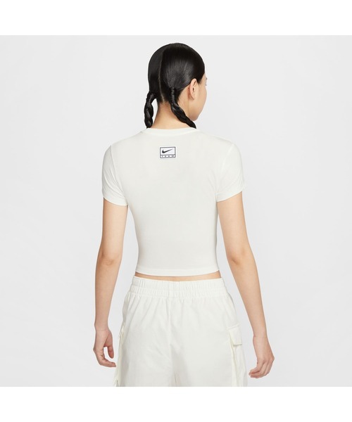 NIKE（ナイキ）の「ナイキ NIKE ナイキ  NSW スリム クロップ ストリート S/S Tシャツ（Tシャツ/カットソー・レディース・オフホワイト/ブラック・S/M/L）」の4枚目の写真