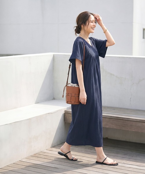 STYLE DELI(スタイルデリ)の「重ねVネックコットンギャザーワンピースB(ワンピース・レディース・ネイビー/レッド/ブルー・01/02)」の4枚目の写真
