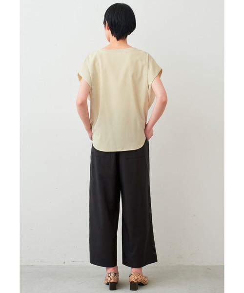 IEDIT（イディット）の「ＩＥＤＩＴ　接触冷感・吸汗速乾がうれしい　華やかドレープネックブラウス（シャツ/ブラウス・レディース・ホワイト/ネイビー/ライトベージュ・M/L/LL/3L/S）」の12枚目の写真