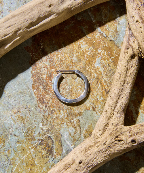 HARIM(ハリム)の「HARIM ハリム / THIN RAIN PIERCE catchless シルバー925スィンレインピアス キャッチレス オキシデーション 両耳用 / HRA061 SET OX(ピアス(両耳用)・メンズ・シルバー・FREE)」の4枚目の写真