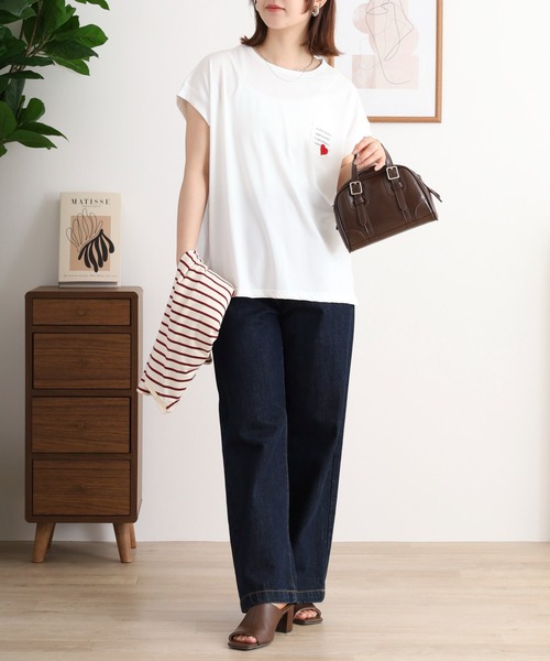 EGLANTINE(エグランティーヌ)の「EGLANTINE ハート刺繍ポケット フレンチスリーブカットソー(Tシャツ/カットソー・レディース・ネイビー×ホワイト/ホワイト×ブラック/ブラック/オフホワイト・40)」の8枚目の写真