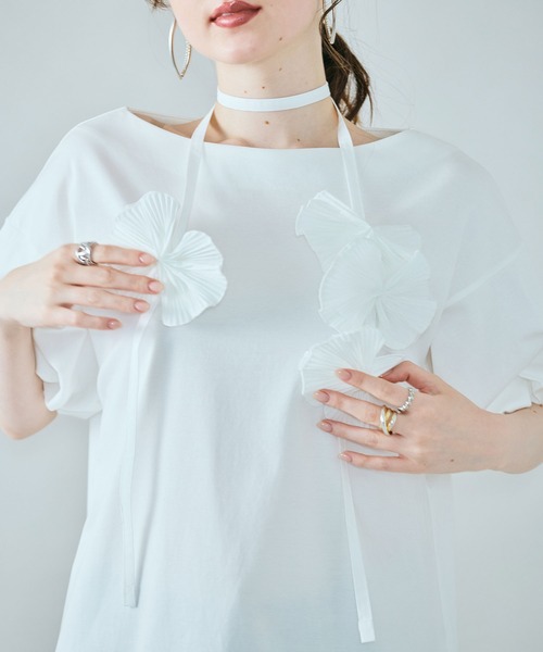 Audie a Muses(オーディアミューズ)の「フラワーモチーフヒモ付きカットソー(Tシャツ/カットソー・レディース・ブラック/オフホワイト・38/42)」の1枚目の写真
