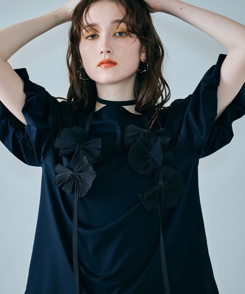 Audie a Muses(オーディアミューズ)の「フラワーモチーフヒモ付きカットソー(Tシャツ/カットソー・レディース・ブラック/オフホワイト・38/42)」の2枚目の写真