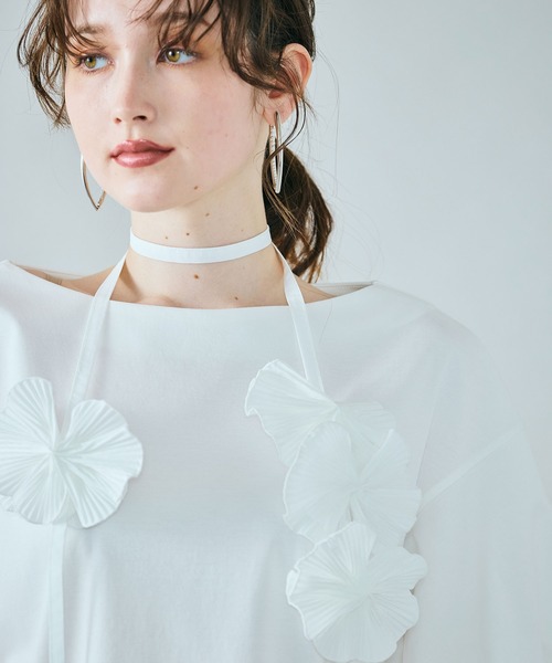 Audie a Muses(オーディアミューズ)の「フラワーモチーフヒモ付きカットソー(Tシャツ/カットソー・レディース・ブラック/オフホワイト・38/42)」の5枚目の写真