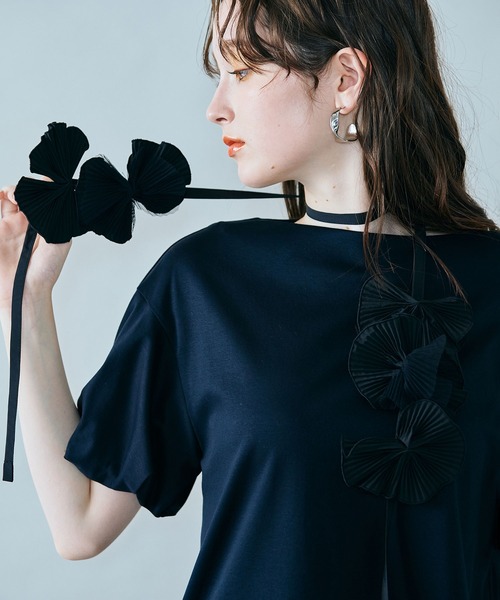 Audie a Muses(オーディアミューズ)の「フラワーモチーフヒモ付きカットソー(Tシャツ/カットソー・レディース・ブラック/オフホワイト・38/42)」の17枚目の写真