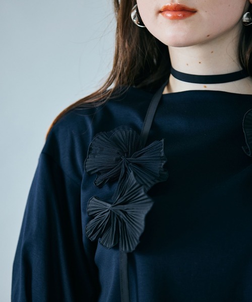 Audie a Muses(オーディアミューズ)の「フラワーモチーフヒモ付きカットソー(Tシャツ/カットソー・レディース・ブラック/オフホワイト・38/42)」の18枚目の写真