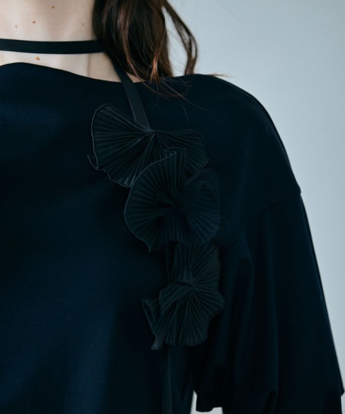Audie a Muses(オーディアミューズ)の「フラワーモチーフヒモ付きカットソー(Tシャツ/カットソー・レディース・ブラック/オフホワイト・38/42)」の19枚目の写真
